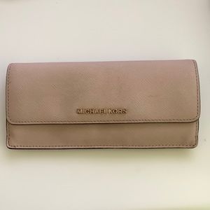Light Pink Michael Kors Wallet. 8 card pockets, 2 long cash pockets, 1 coin zipp